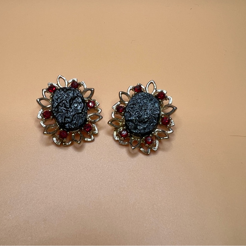 Vintage gold tone  had a Blackstone  in the center adorable earrings